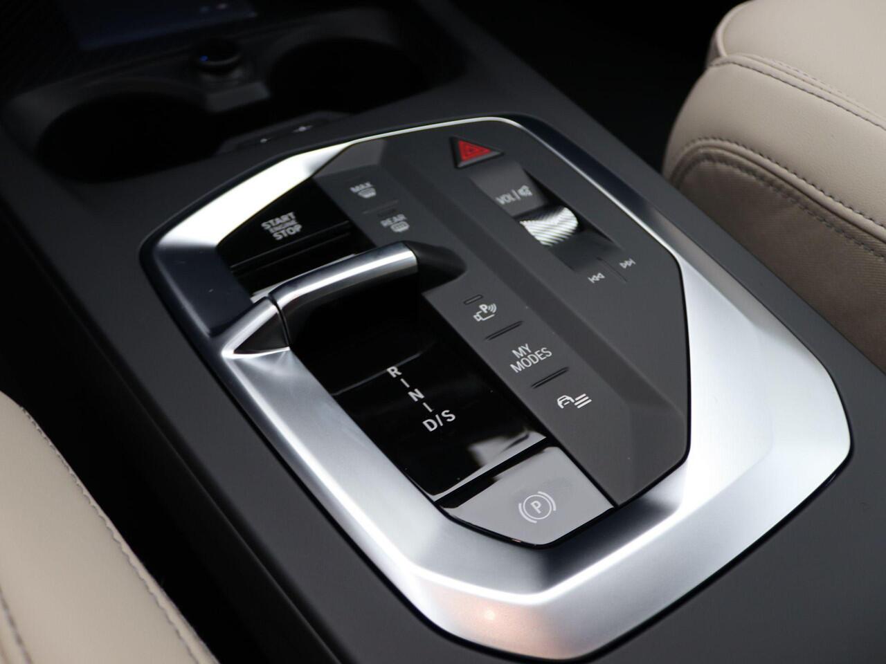 BMW 1-SERIE 120 M Sportpakket Pro | Premium Pack | Comfort Access | Achteruitrijcamera | Driving Assistant | Parking Assistant | Harman Kardon | 19''