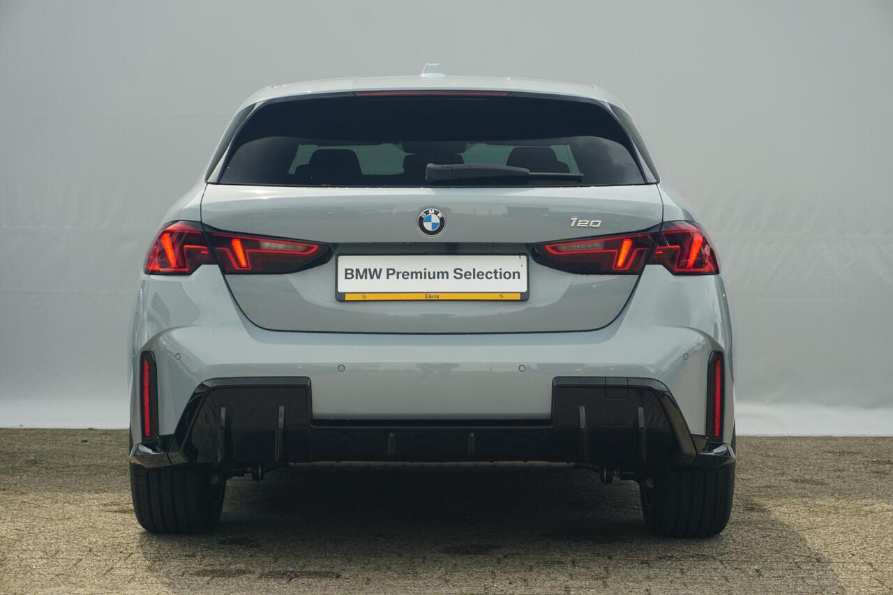 BMW 1-SERIE 120 M Sportpakket 18'' / Adaptief onderstel / Parking Assistant / Verwarmde voorstoelen