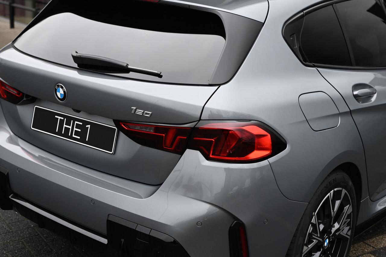 BMW 1-SERIE 120 M Sport Automaat / Sportstoelen / Achteruitrijcamera / M Adaptief onderstel / Parking Assistant / Stoelverwarming