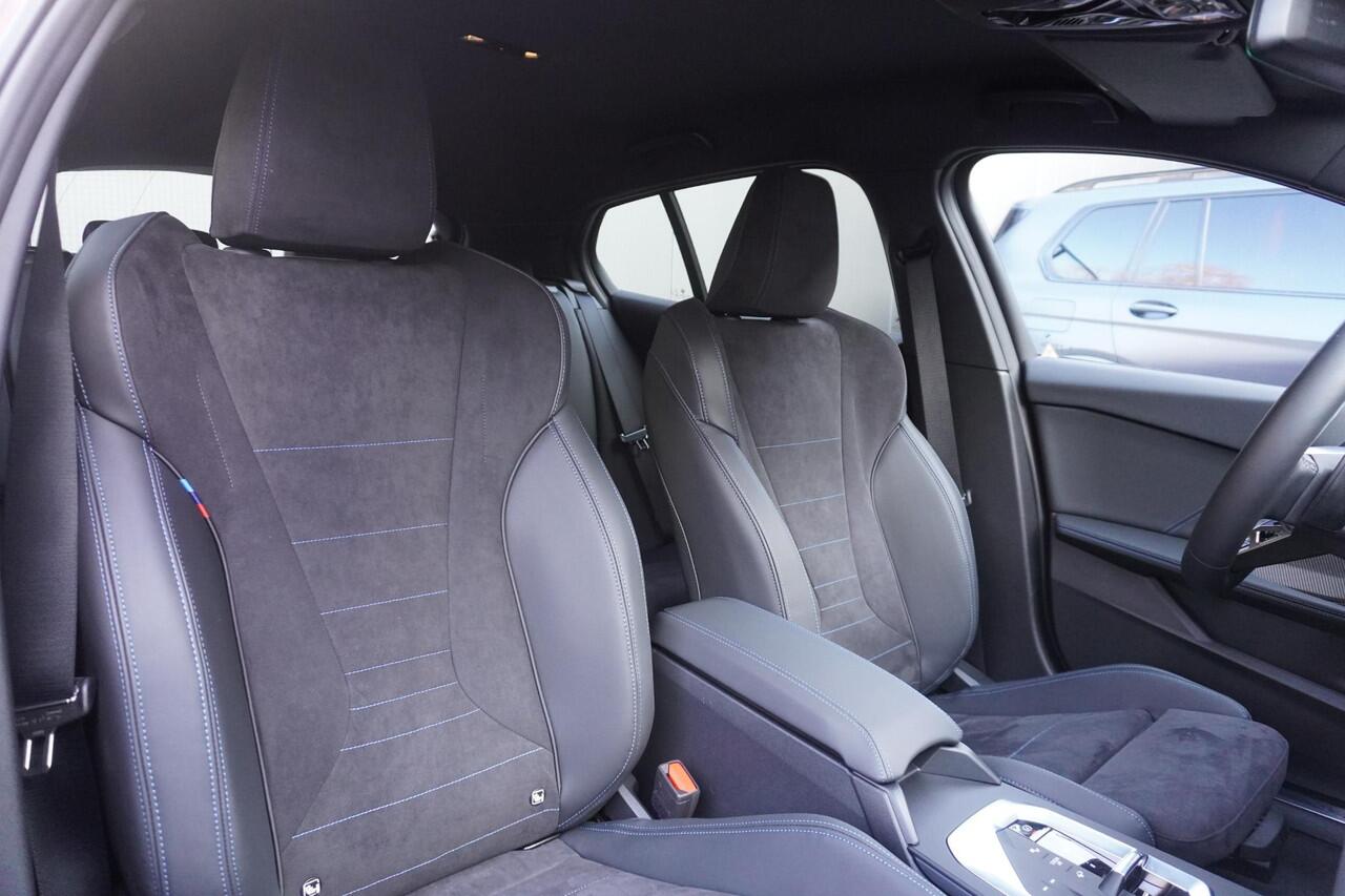 BMW 1-SERIE 120 M Sportpakket | Stuurwielrand verwarmd | Harman-Kardon sound system | BMW Head-Up Display | Parking Assistant Plus | Extra getint glas in achterportierruiten en achterruit