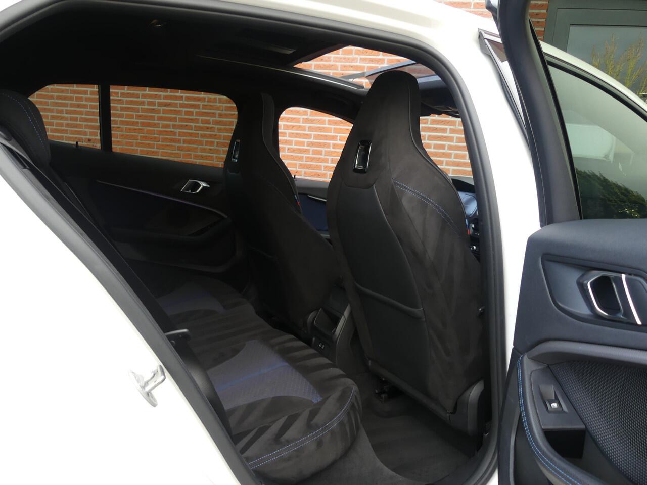 BMW 1-SERIE 118i High Executive / M-Sport / Panodak / Sfeer