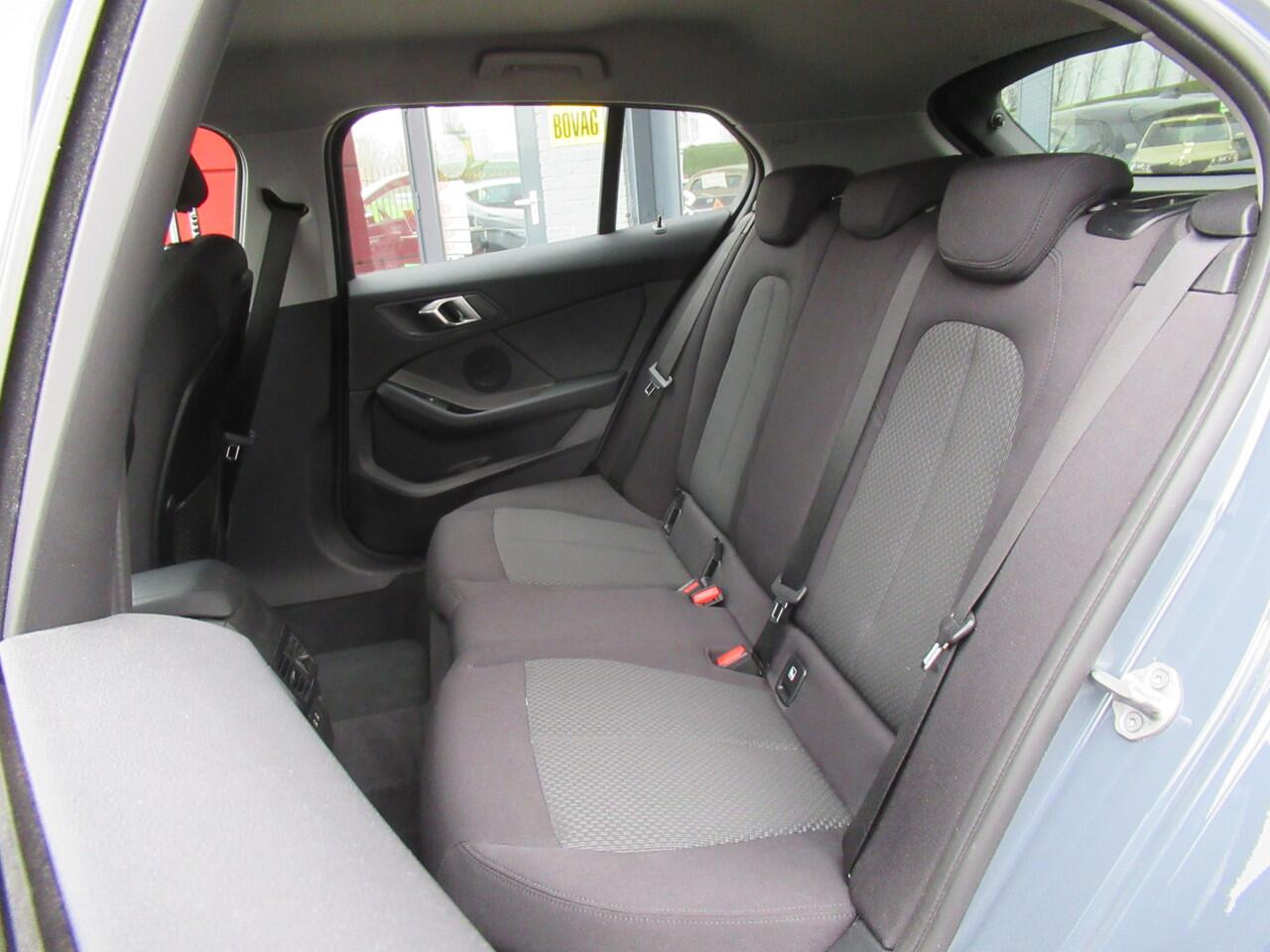 BMW 1-SERIE 118i Executive Edition Automaat. | Clima-Airco | Apple Carplay | Parkeersensoren | Incl. BOVAG Garantie | DAB+ |