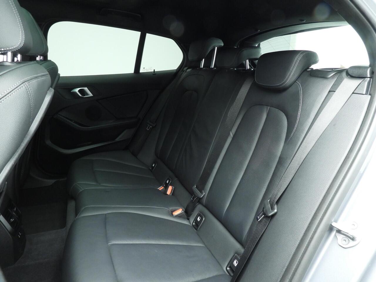 BMW 1-SERIE 5-deurs 118i | M-Sportpakket | LED | Leder | Navigatie | Schuifdak | Trekhaak | Sportstoelen | DAB | Hifi speakers | Alu 17 inch