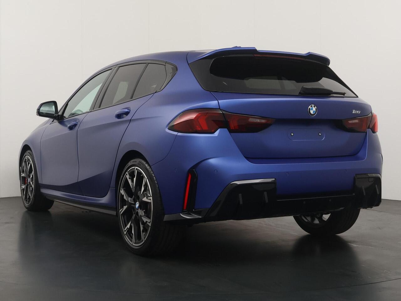 BMW 1-SERIE 120 | Individual Lak | M Sportpakket Pro | Harman Kardon | Panoramadak | Innovation Pack