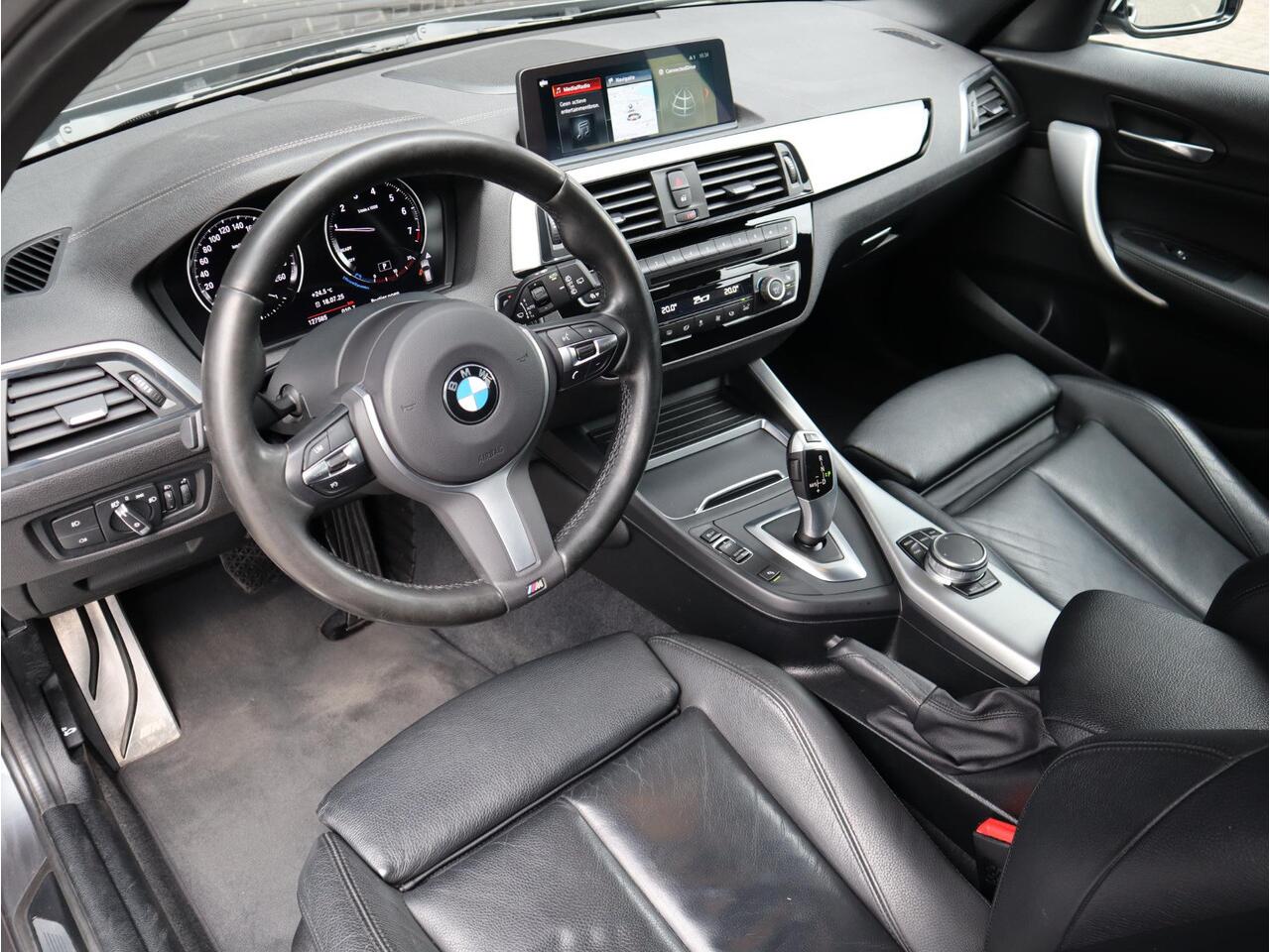 BMW 1-SERIE 118i High Executive M Sport Pakket Automaat 5 deurs / Navigatie Professional / Leder / 18 Inch / Shadow Line / Stoelverwarming / LED / Parkeersensoren voor+achter / Cruise Control / DAB / Lichtpakket
