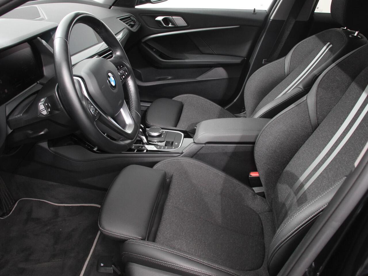 BMW 1-SERIE 118i Automaat Sportline Business Edition | Navigatie | Cruise control | LED Parkeersensor achter | Navigatie | Apple Carplay/ Android Auto | Lichtmetalen velgen | Digitale Cockpit