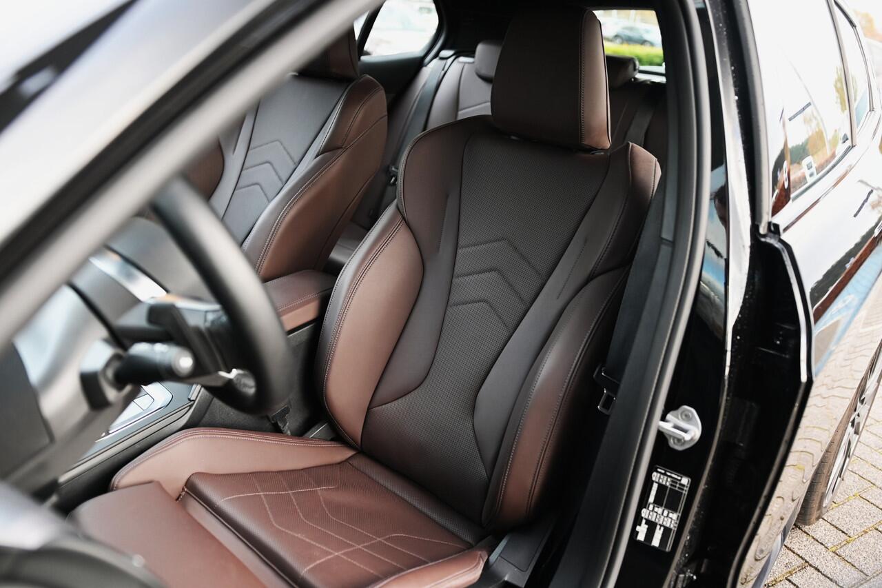 BMW 1-SERIE 120 M Sport Automaat / Sportstoelen / Achteruitrijcamera / M Adaptief onderstel / Stoelverwarming / 19" LMV