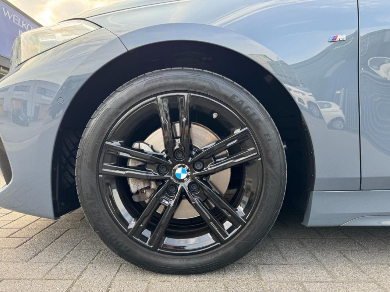 BMW 1-SERIE 118i High Executive I M-sport pakket I Apple Carplay I HUD I Leer