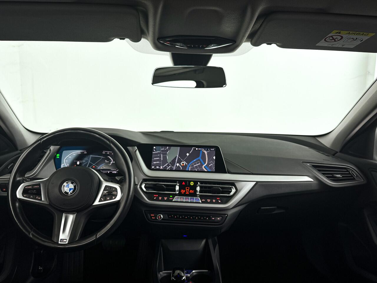 BMW 1-SERIE 120i Business Edition | Parkeercamera | Stoelverwarming