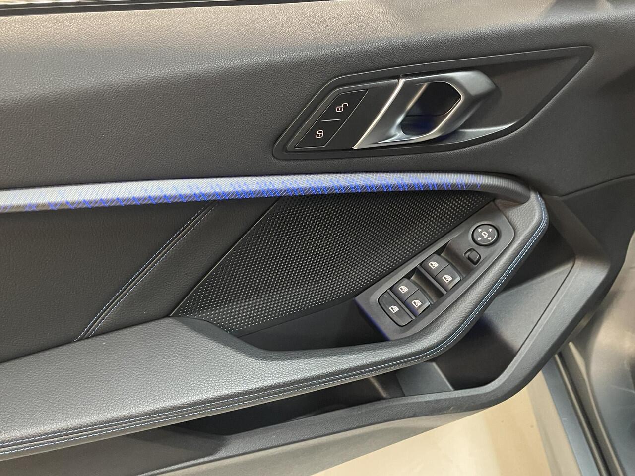 BMW 1-SERIE 118i M Sport 17"/Sportstoelen/Sfeerverlichting/LED/Stoelverwarming/PDC v+a/Apple Carplay & Android Auto