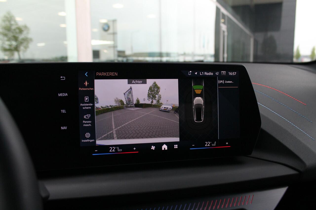 BMW 1-SERIE 120 High Executive M Sport Automaat / Sportstoelen / Stoelverwarming / M Adaptief onderstel / Adaptieve LED / Parking Assistant / Harman Kardon / Comfort Access