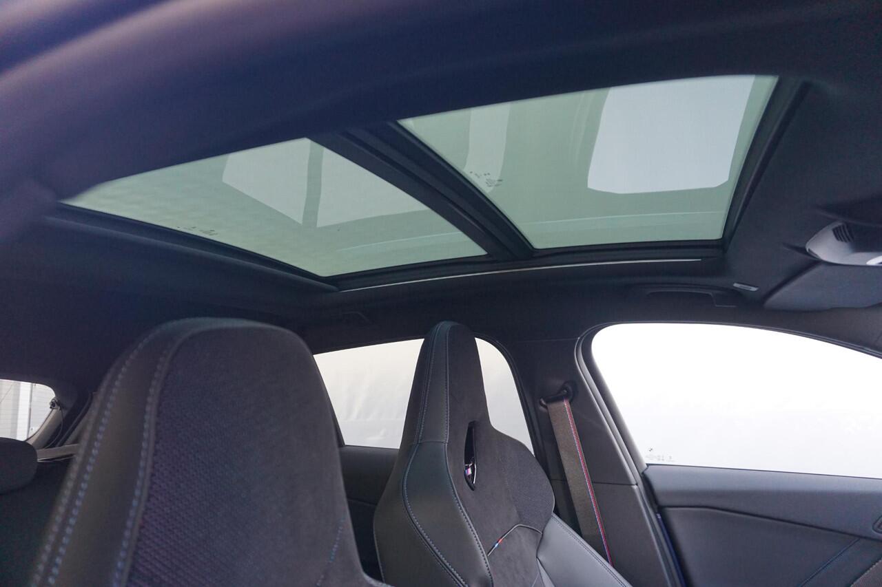 BMW 1-SERIE 123 xDrive M Sport Pro | Panoramadak / Head-up / Harman Kardon / Elektrische Stoelen met geheugen / Rondomzicht camera / Cruise control adaptief