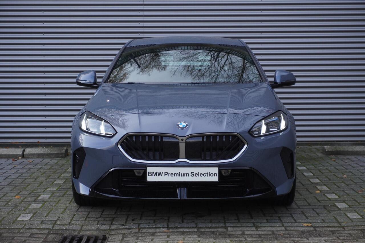 BMW 1-SERIE 120 M Sportpakket | Alarmsysteem klasse 3 | Comfort Access | Elektrisch verstelbare stoelen | Driving Assistant | Parking Assistant Plus | BMW Head-Up Display