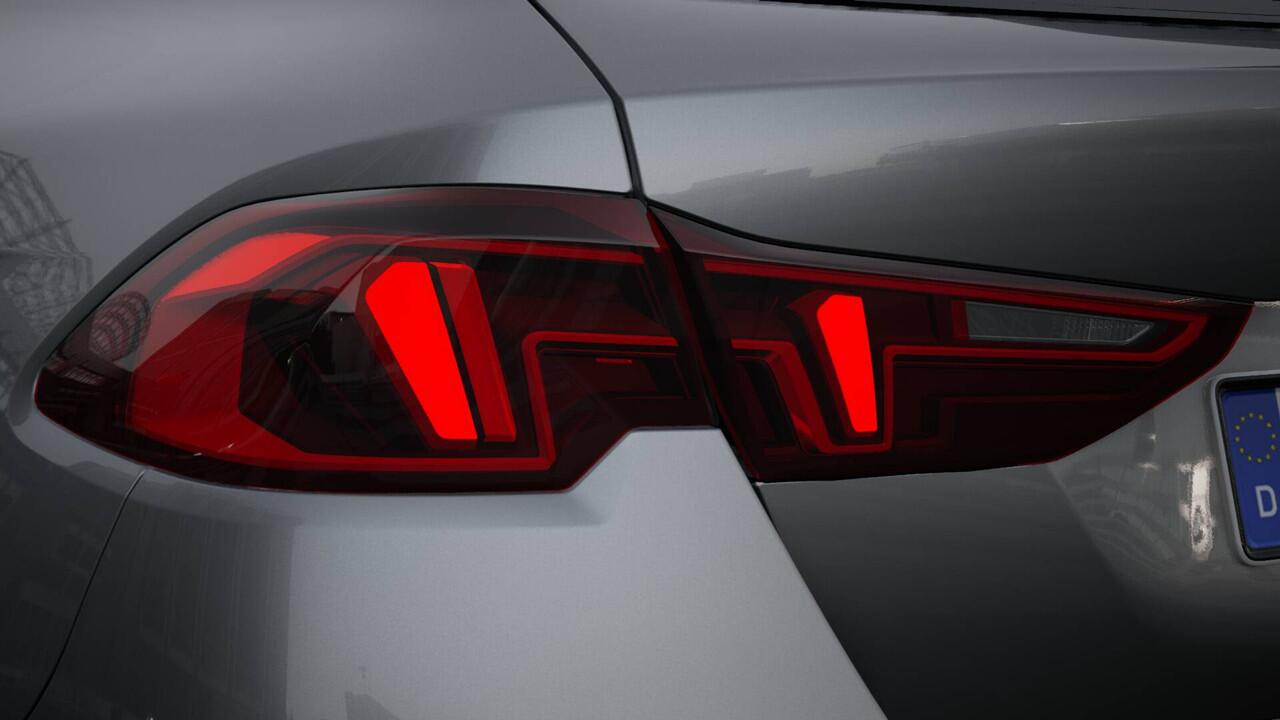 BMW 1-SERIE 120 M Sport Automaat / Sportstoelen / M Adaptief onderstel / Parking Assistant / Driving Assistant / Extra getint glas achter