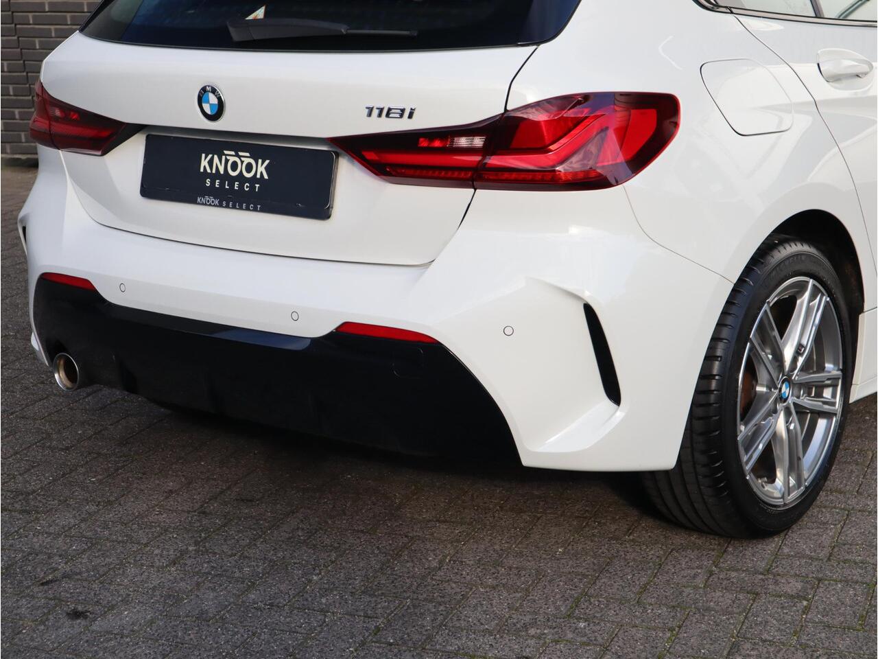 BMW 1-SERIE 118i Executive M Sport Pakket Automaat / Live Cockpit Professional / 17 Inch / LED / Achteruitrijcamera / Cruise Control / Shadow Line / Parkeersensoren / Lichtpakket
