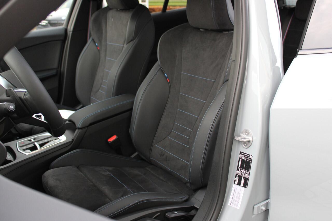 BMW 1-SERIE 120 M Sport Automaat / Panoramadak / Sportstoelen / Achteruitrijcamera / M Adaptief onderstel / Comfort Access / Adaptieve LED / Harman-Kardon / Stoelverwarming