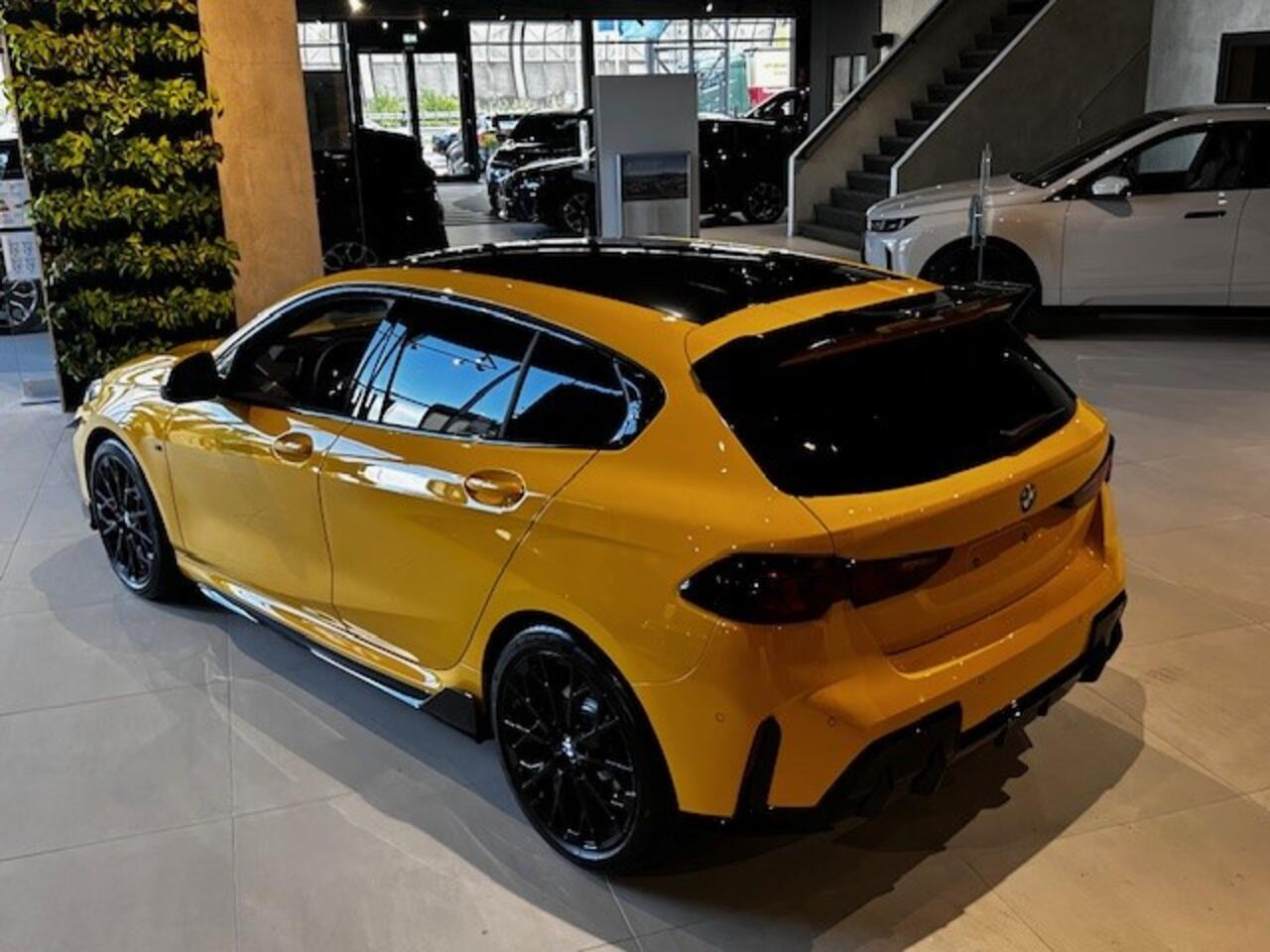 BMW 1-SERIE 120 | 19 Inch | M-Sportpakket Pro | Innovation Pack | M-Performance Pakket | incl. Dakkoffer in kleur |