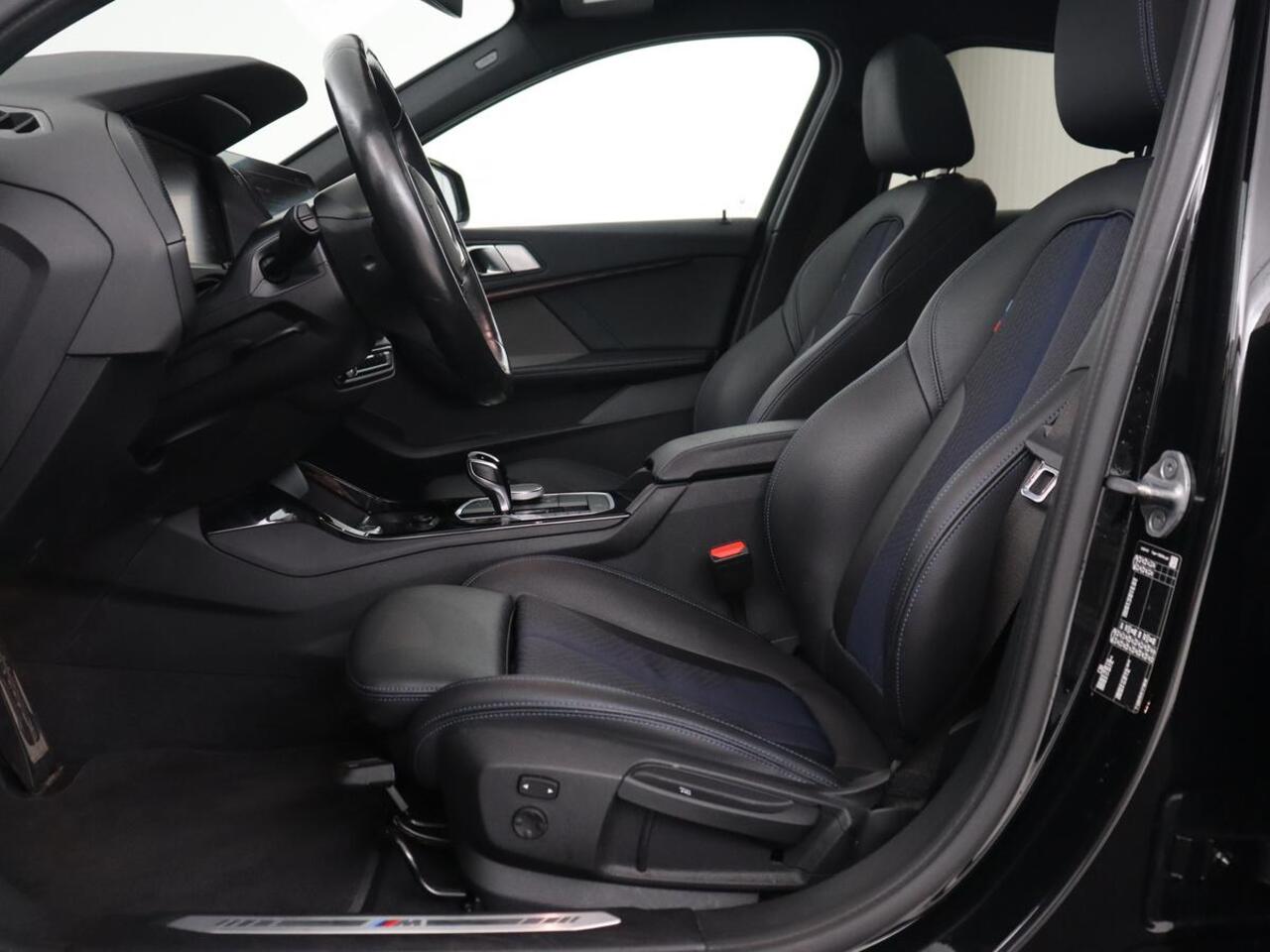 BMW 1-SERIE 118i M Sport | Panoramadak | Stoelverwarming | Camera | Sportstoelen | Harman/Kardon | Stuurverwarming | Carplay | Navigatie | Live Cockpit | Full LED | Getint glas