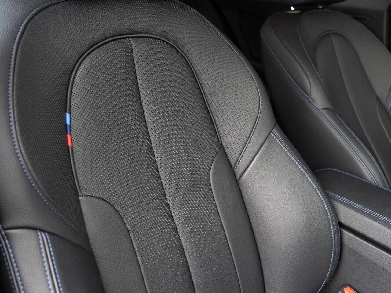 BMW 1-SERIE 5-deurs M135i xDrive | M Sportpakket | Innovation Pack | 18 inch | Stuurwielverwarming | Comfort Access | Elektrisch verstelbare stoelen | Head Up Display | HiFi