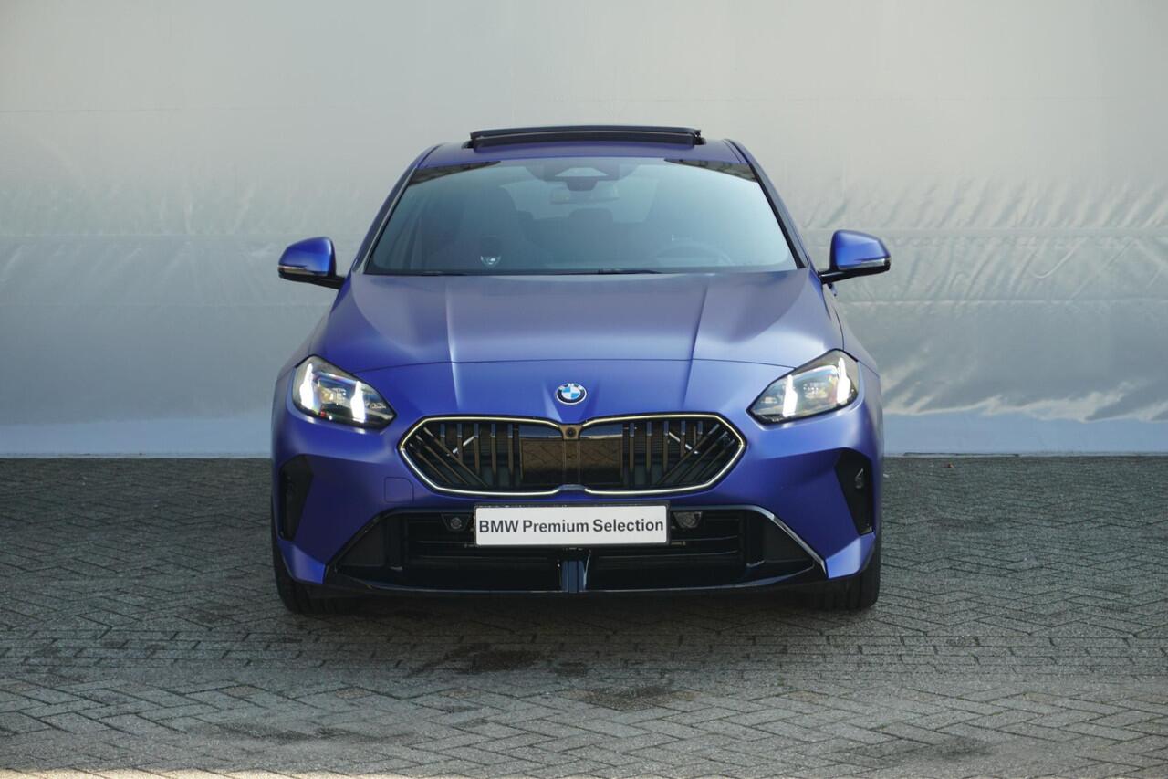 BMW 1-SERIE 123 xDrive M Sport Pro | Panoramadak / Head-up / Harman Kardon / Elektrische Stoelen met geheugen / Rondomzicht camera / Cruise control adaptief