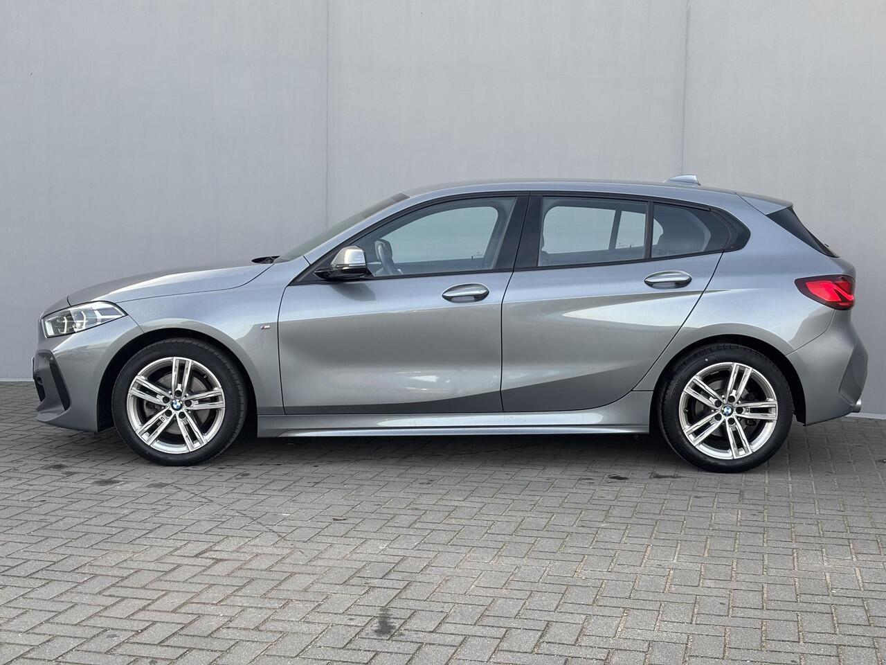 BMW 1-SERIE 118i Automaat / M-SPORT / Pack LED / Fabrieksgarantie tot 06-2026 / Sportstoelen / Trekgewicht 1300 Kg / Cruise control / Stoelverwarming / Apple Carplay Android Auto / Climate control / Keyless Entry/Start /