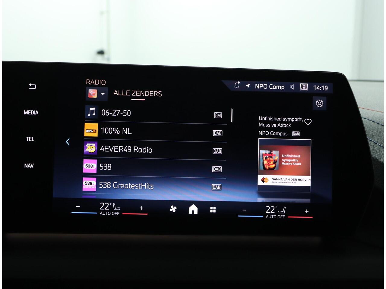 BMW 1-SERIE 120 M Sportpakket Pro | Comfort Access | Panoramadak | Harman-Kardon | M Adaptief onderstel | Adaptieve LED koplampen