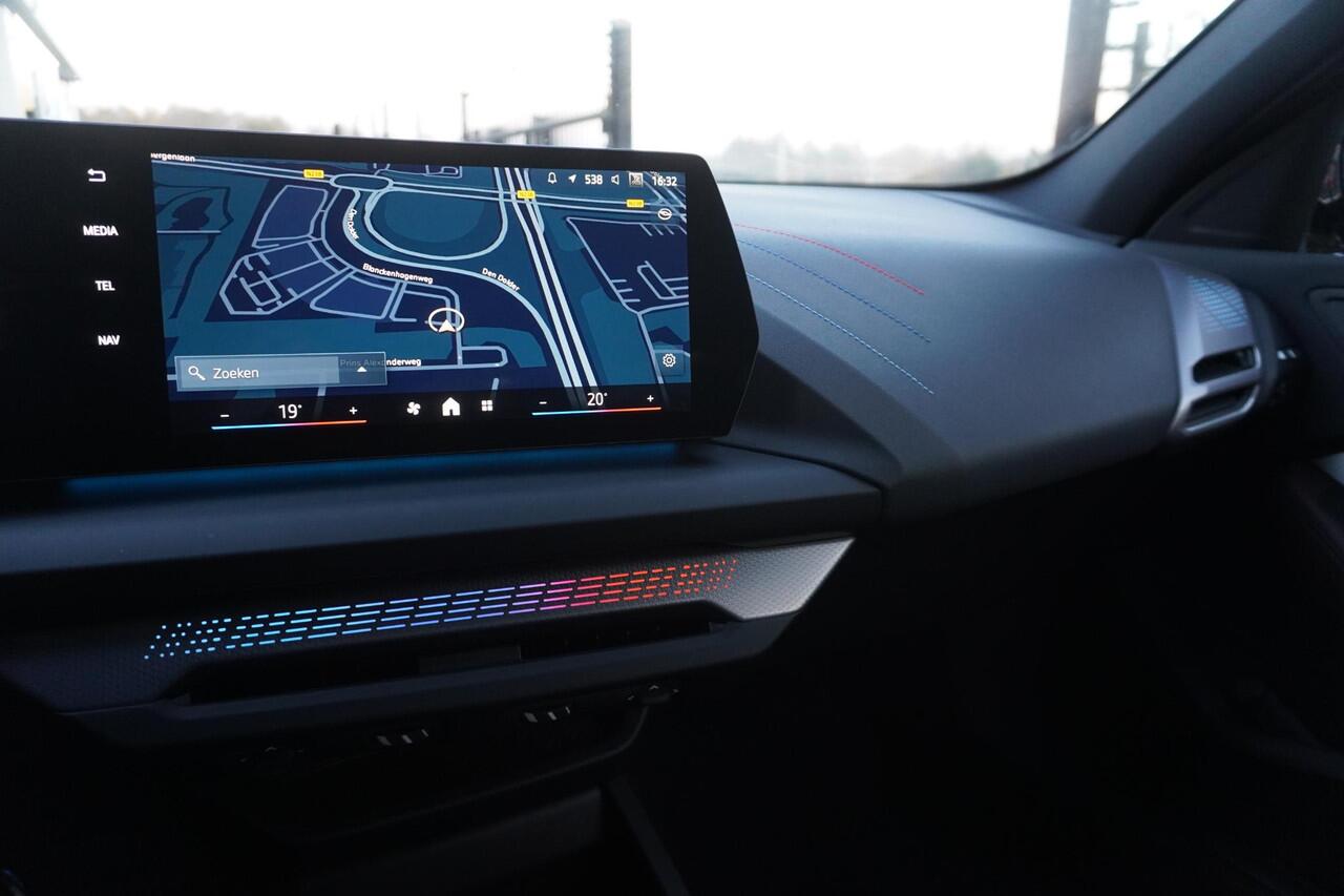 BMW 1-SERIE 120 M Sportpakket | Alarmsysteem klasse 3 | Comfort Access | Elektrisch verstelbare stoelen | Driving Assistant | Parking Assistant Plus | BMW Head-Up Display