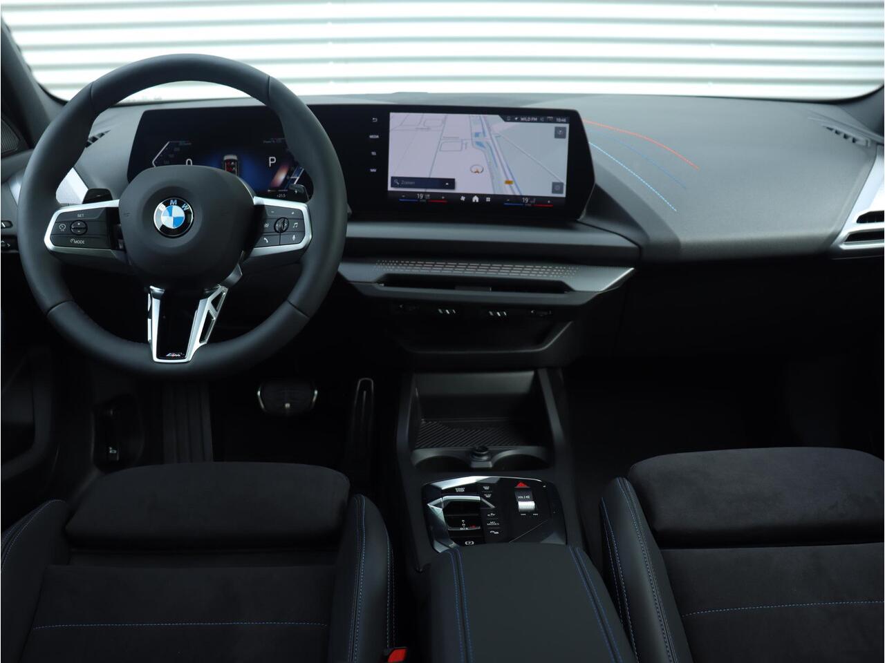 BMW 1-SERIE 5-deurs 120 | M Sportpakket Pro | Panodak | Harman Kardon | Driving Assistant | Comfort Access | Adaptive LED | M Performance | 19'' LMV