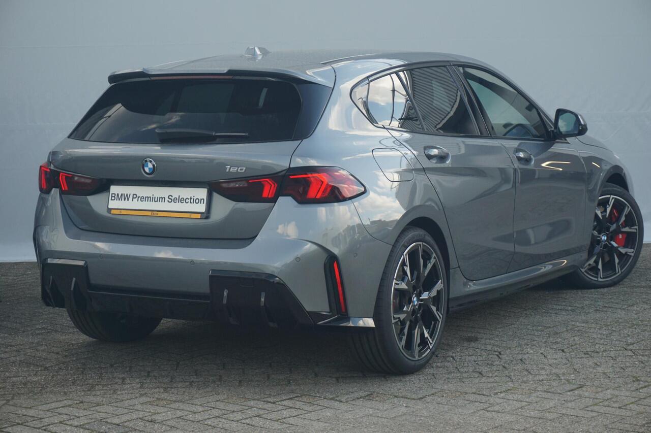 BMW 1-SERIE 120 M Sport Pro | Comfort Access / Elektrisch verwarmde voorstoelen / Sportstoelen / Achteruitrijcamera