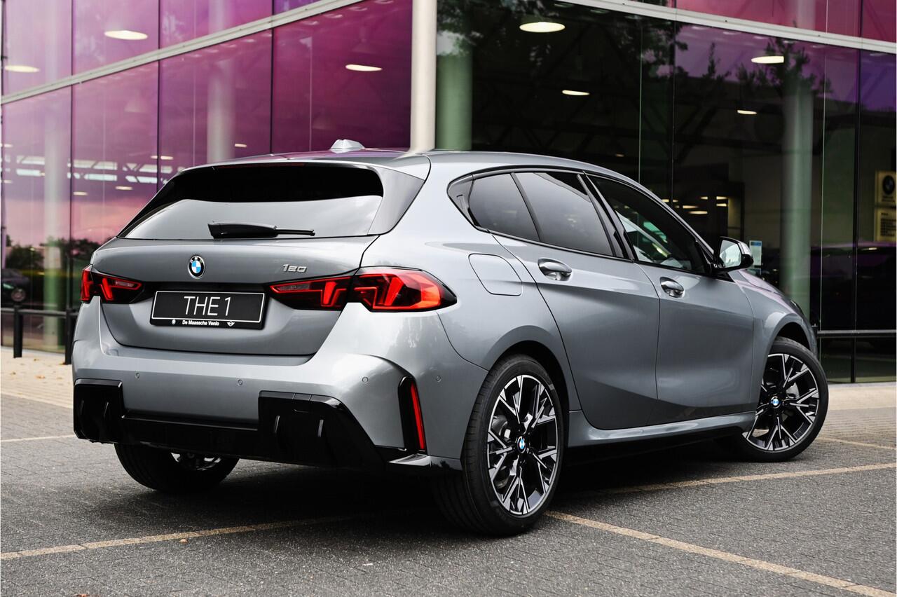 BMW 1-SERIE 120 M Sport Automaat / Sportstoelen / Achteruitrijcamera / M Adaptief onderstel / Parking Assistant / Stoelverwarming