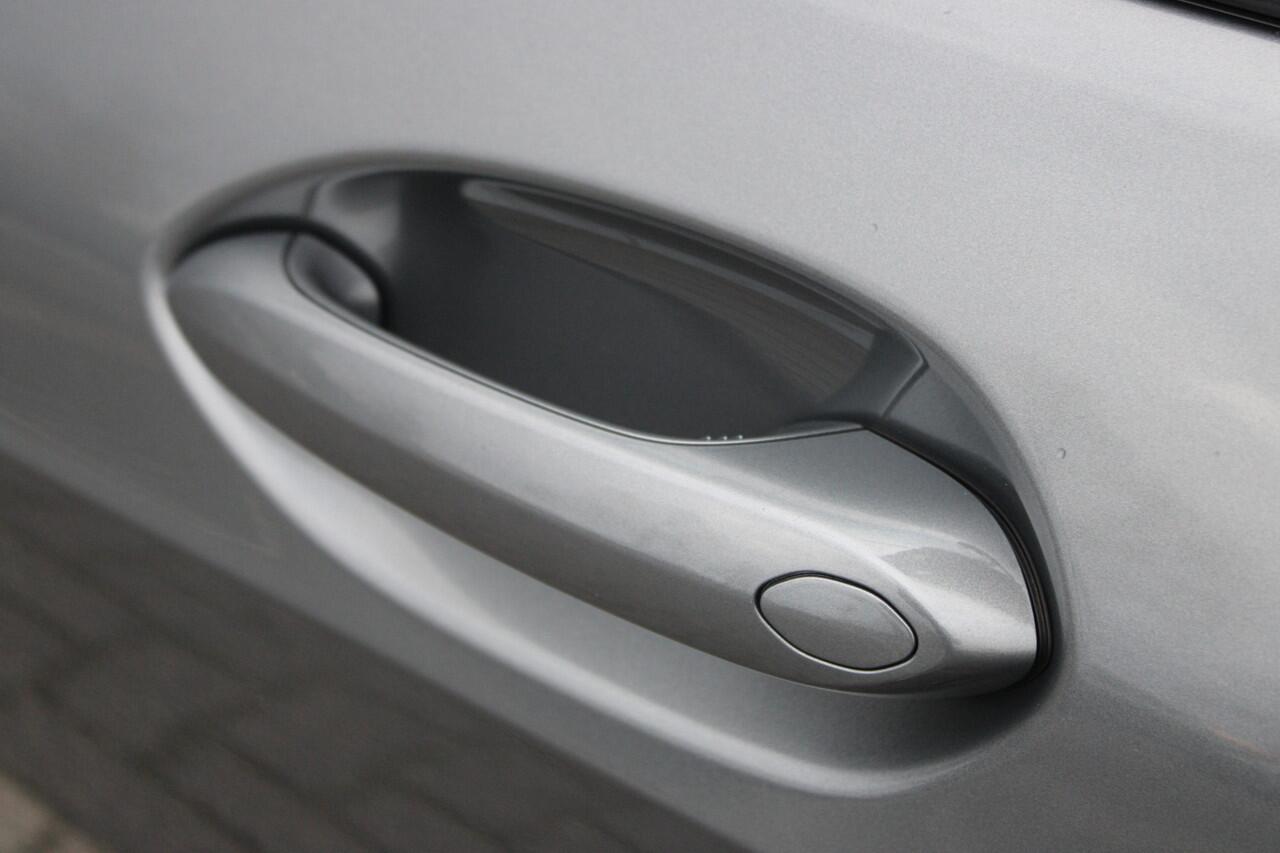 BMW 1-SERIE M135 xDrive High Executive M Sport Automaat / Panoramadak / M Sportstoelen / M Adaptief onderstel / Adaptieve LED / Parking Assistant Plus / Head-Up / Harman-Kardon