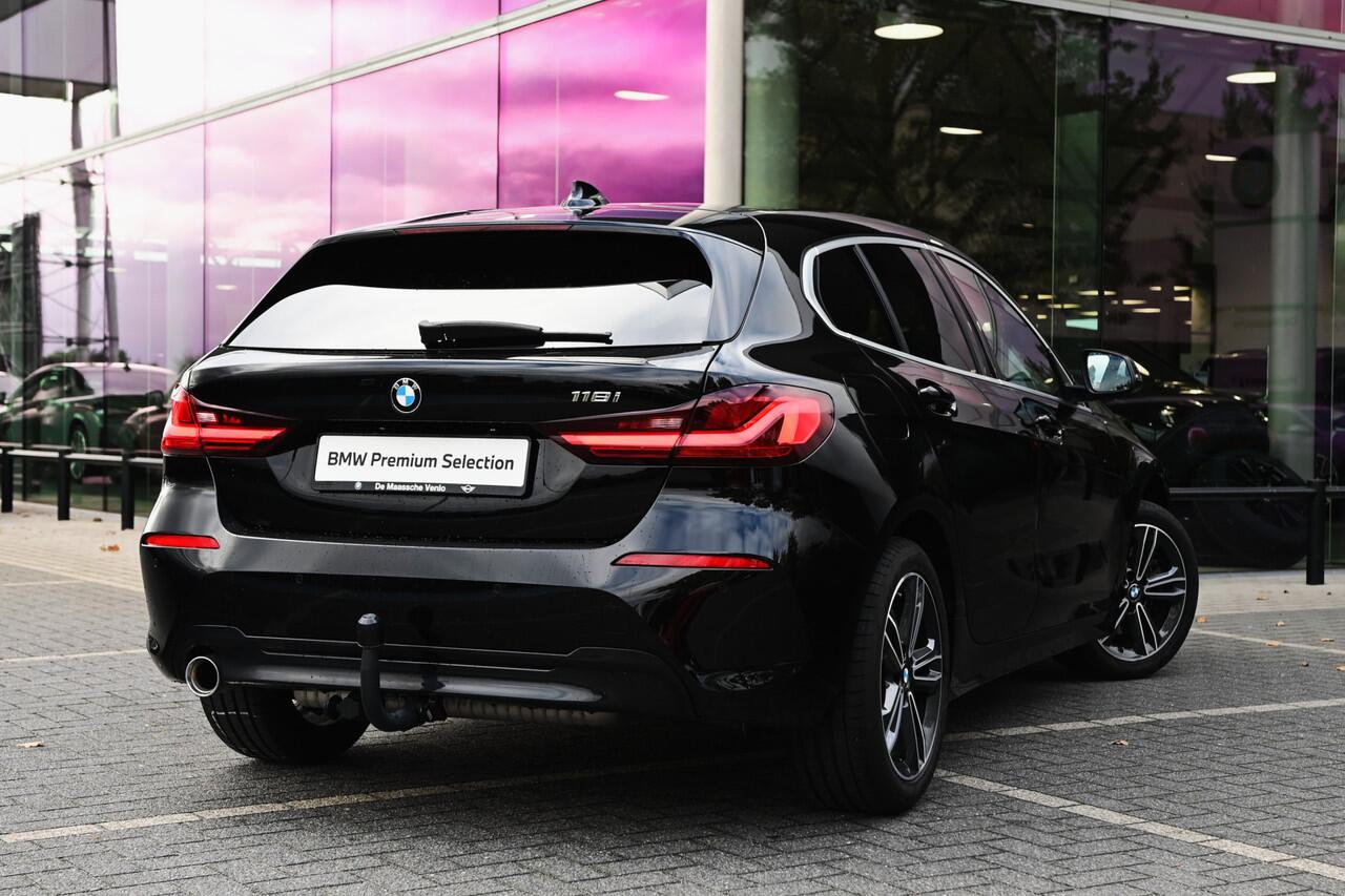BMW 1-SERIE 118i Sport Line Automaat / Trekhaak / Sportstoelen / LED / Live Cockpit Professional / Cruise Control / PDC