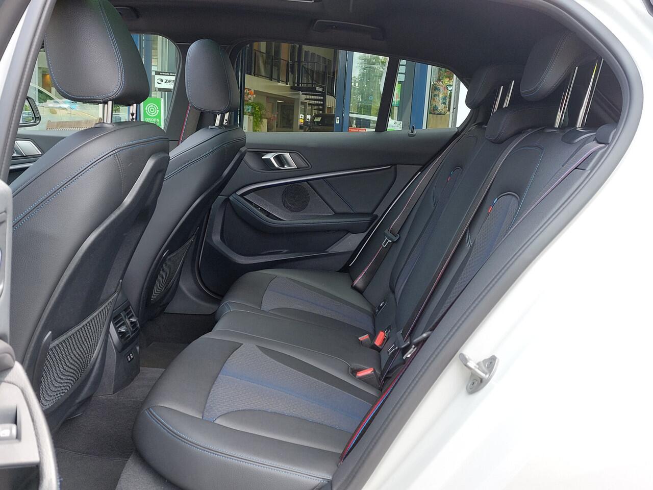 BMW 1-SERIE 116i Automaat Business Edition M-Sport | Navi | Apple Carplay+Android Auto | Clima | Cruise | Led Koplampen | Panorama Schuifdak | Pdc V+A+Camera | Licht+Regensensor | Privacy Glass | 17''lm