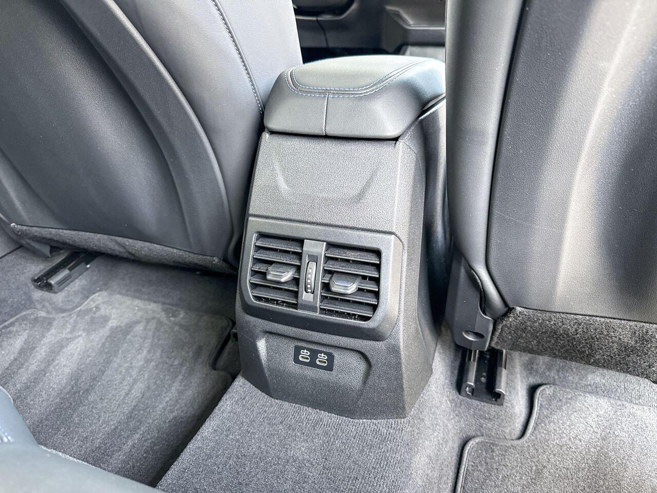 BMW 1-SERIE 120 M-Sport Pro / 19'' / Adaptieve LED koplampen / Stuurwielrandverwarming / Stoelverwarming / Comfort Acces / Getinte ramen