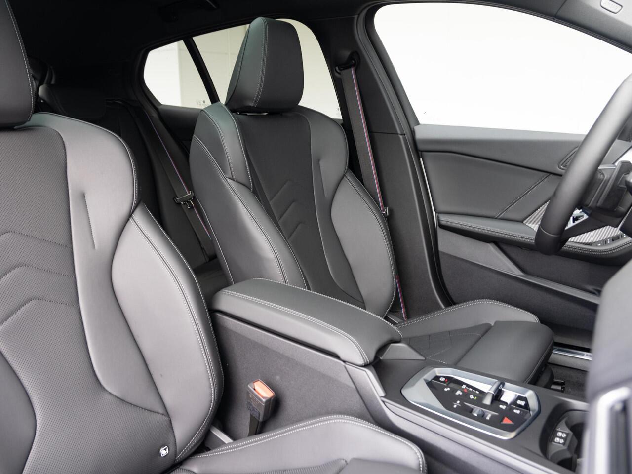 BMW 1-SERIE 120 | M Sportpakket Pro | Premium Pack | Harman-Kardon | Verwarmd Stuurwiel | Comfort Access | Achteruitrijcamera | Panoramadak