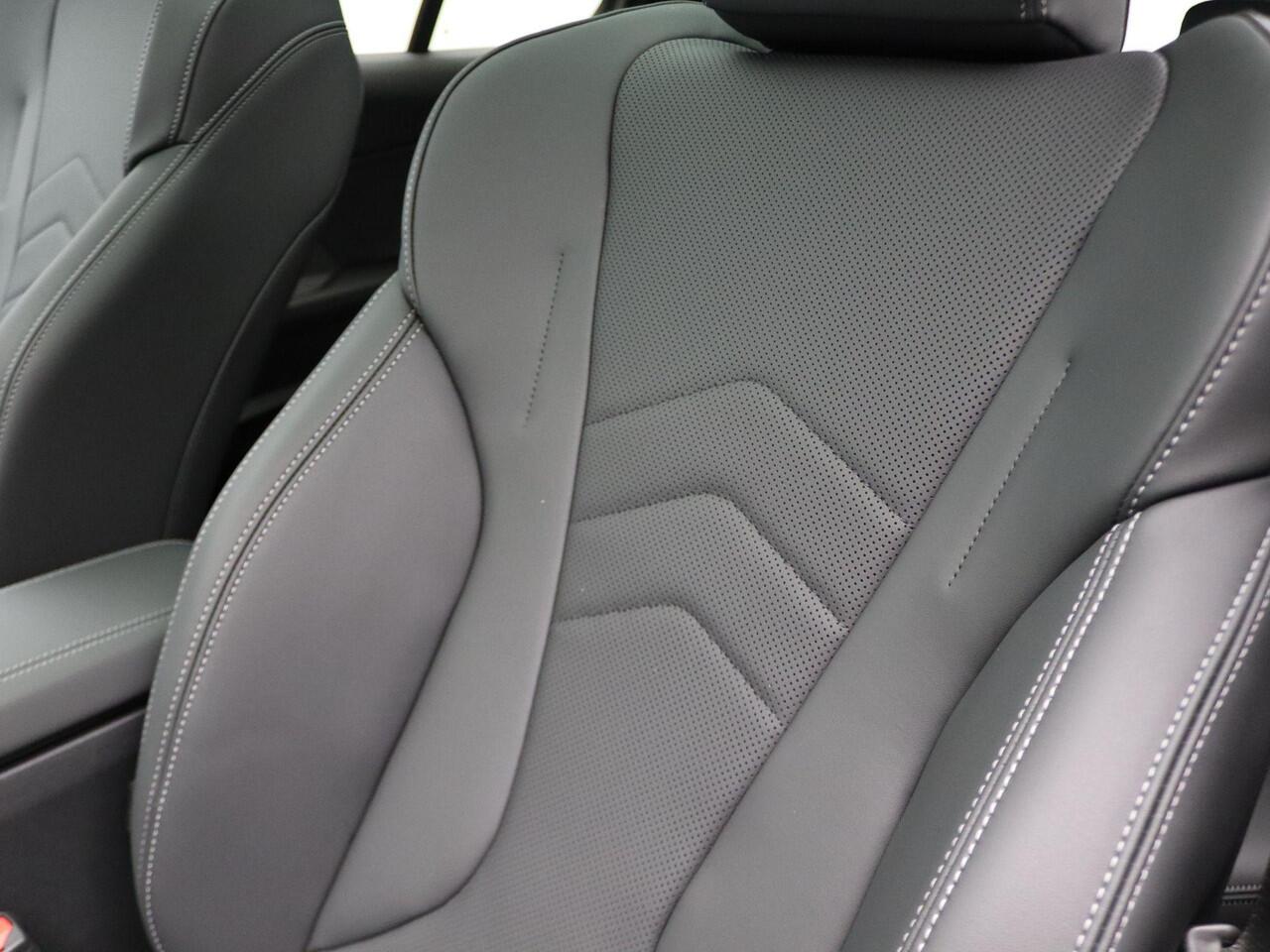 BMW 1-SERIE 120 M Sportpakket Pro | Premium Pack | Stuurwielrand Verwarmd | M Adaptief onderstel | Panoramadak | Driving Assistant | DAB | Harman Kardon | 19''