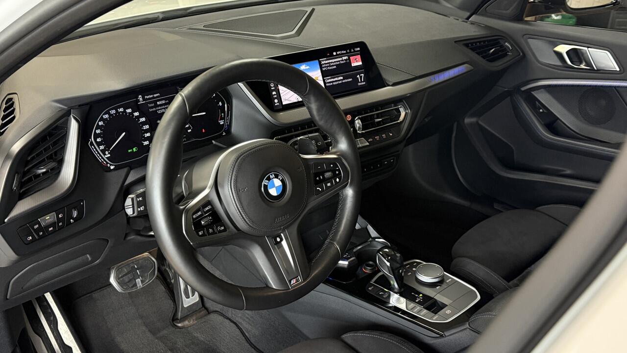 BMW 1-SERIE M135i xDrive High Executive Navi | 19" | Alcantara | Camera | PDC V+A |