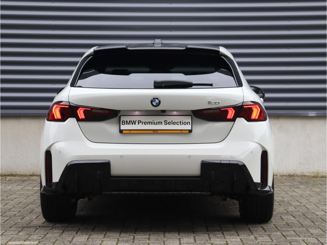 BMW 1-SERIE 5-deurs 120 | M Sportpakket Pro | Panodak | Harman Kardon | Getint Glas | Comfort Access | Driving Assistant Plus | Elektr. Achterklep | 19'' LMV