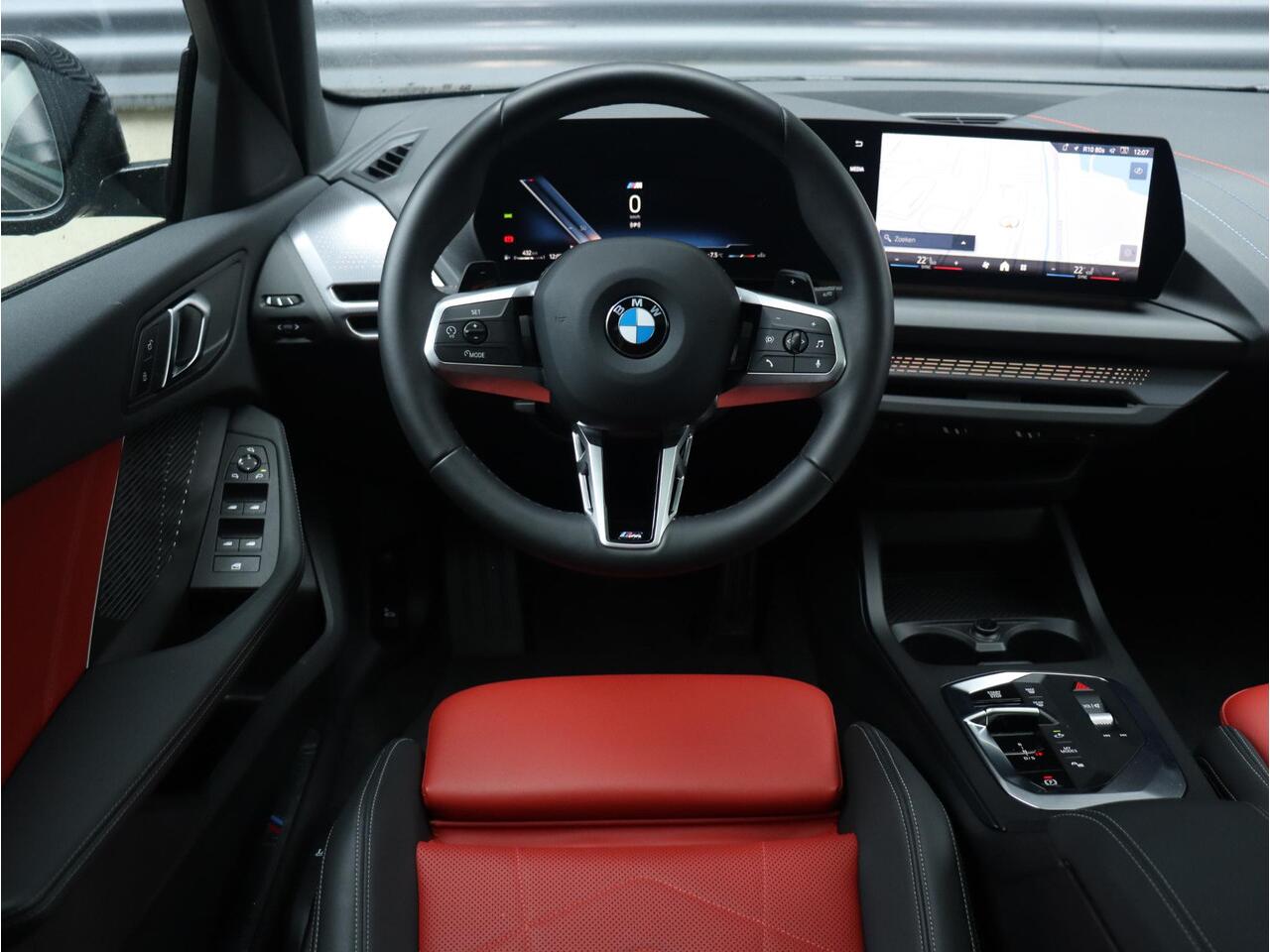 BMW 1-SERIE 120 | M Sportpakket Pro | Panodak | Trekhaak | Comfort Access | Stoelverwarming | Achteruitrijcamera | Driving Assistant | 18'' LMV