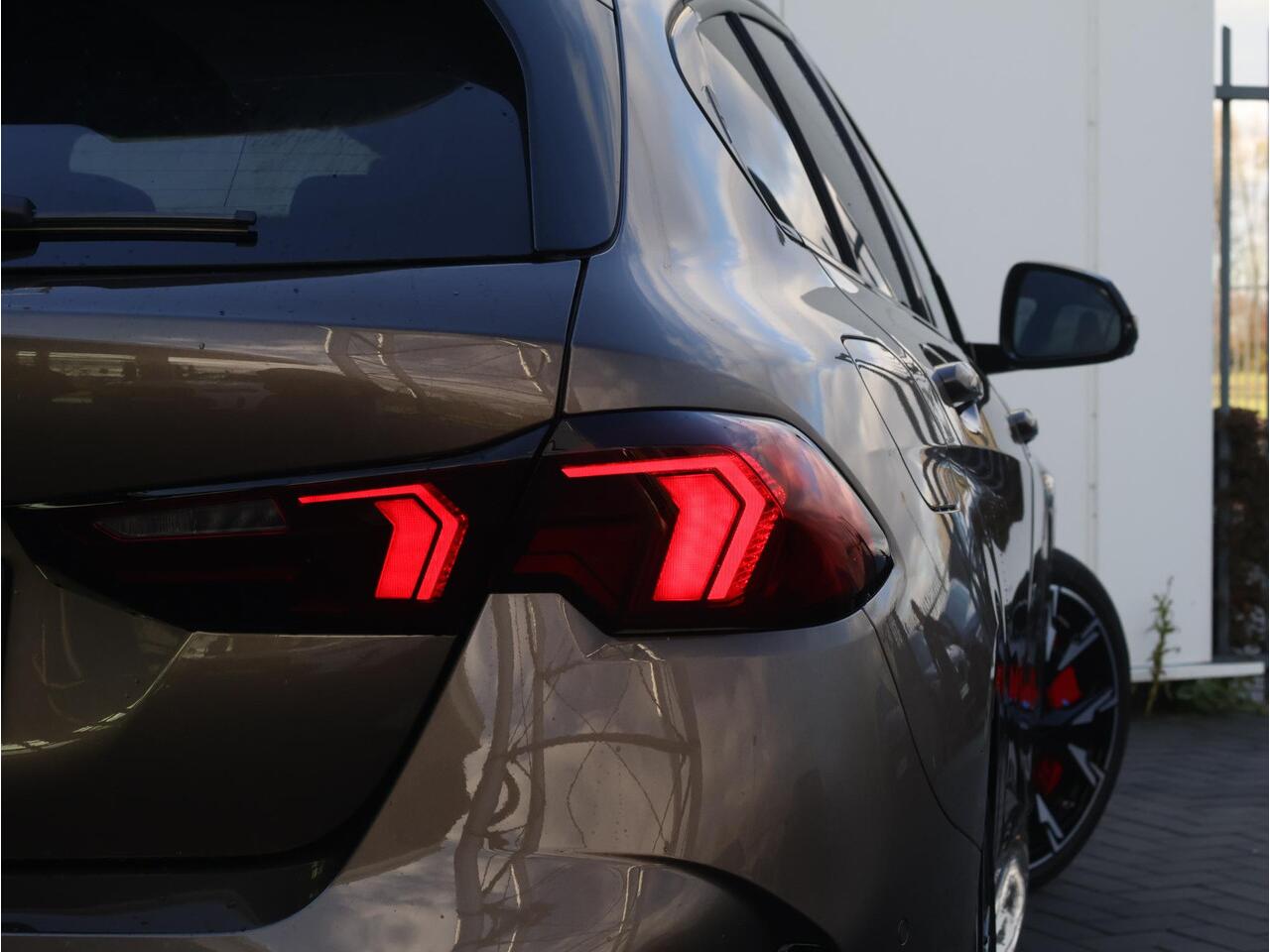 BMW 1-SERIE 120 M Sport Pro BMW Individual Lakkleur/ Harman-Kardon/ Head-Up/M Sportstoelen/ Panoramadak/ Stuurwiel verwarming