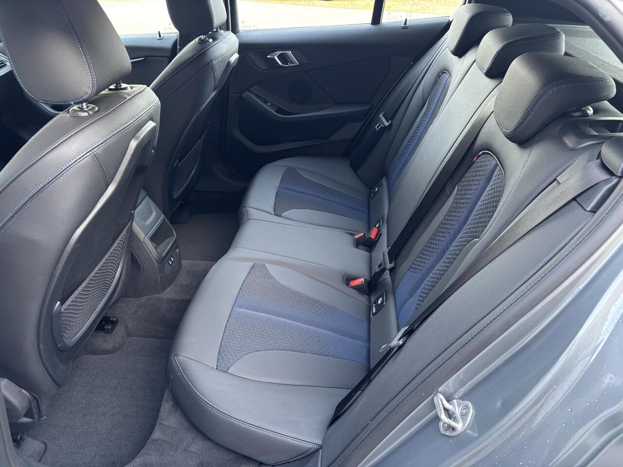 BMW 1-SERIE 118i Automaat / M-SPORT / Pack LED / Fabrieksgarantie tot 06-2026 / Sportstoelen / Trekgewicht 1300 Kg / Cruise control / Stoelverwarming / Apple Carplay Android Auto / Climate control / Keyless Entry/Start /