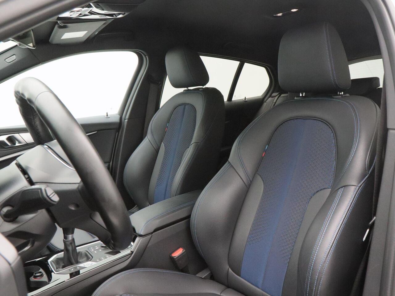 BMW 1-SERIE 118i Executive Edition 140 Pk | Sportstoelen | Cruise Control | LED | Climate Control | Navigatiesysteem | Digitaal Dashboard | Parkeersensoren | 17 Inch