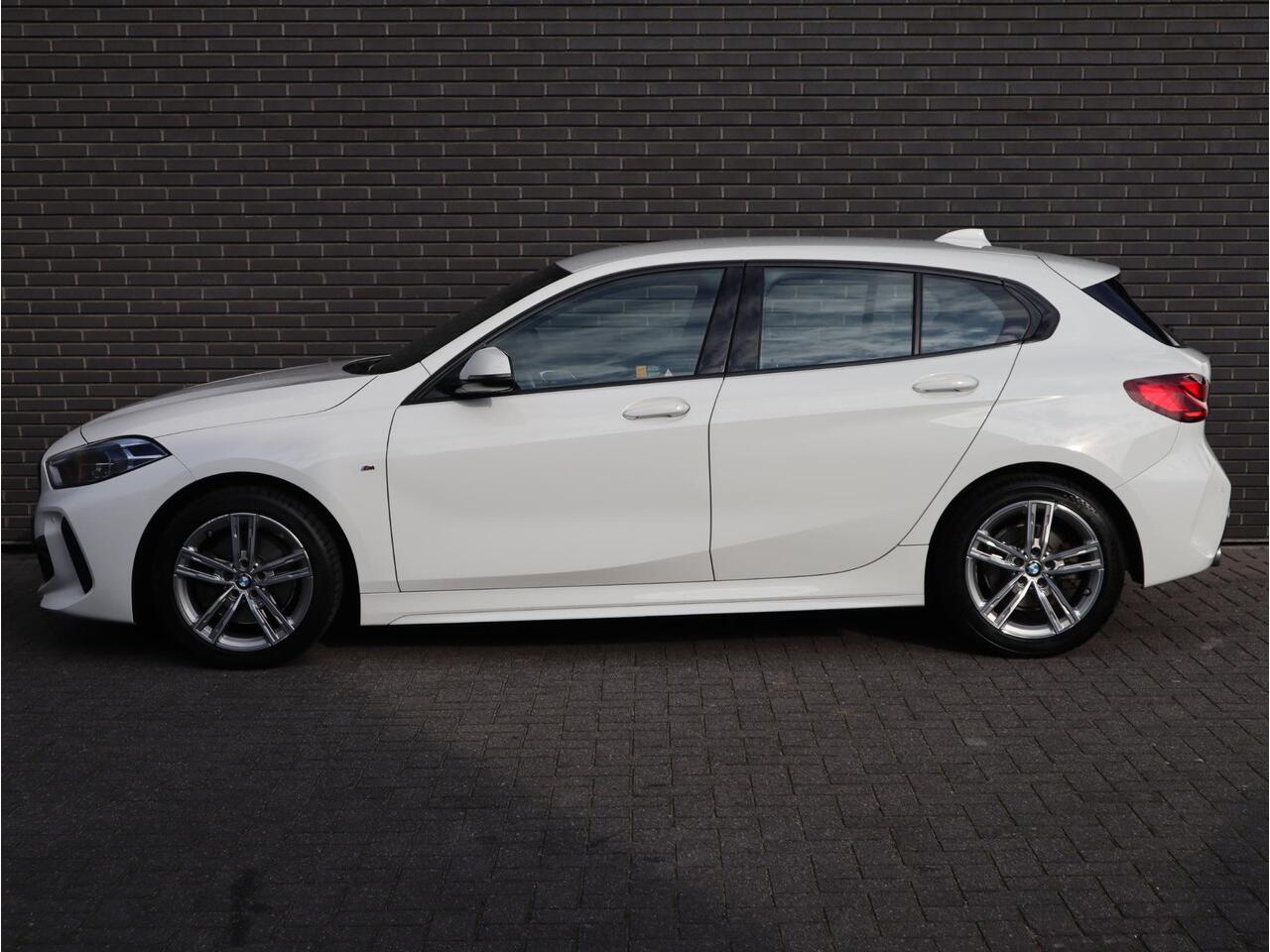 BMW 1-SERIE 118i Executive M Sport Pakket Automaat / Live Cockpit Professional / 17 Inch / LED / Achteruitrijcamera / Cruise Control / Shadow Line / Parkeersensoren / Lichtpakket