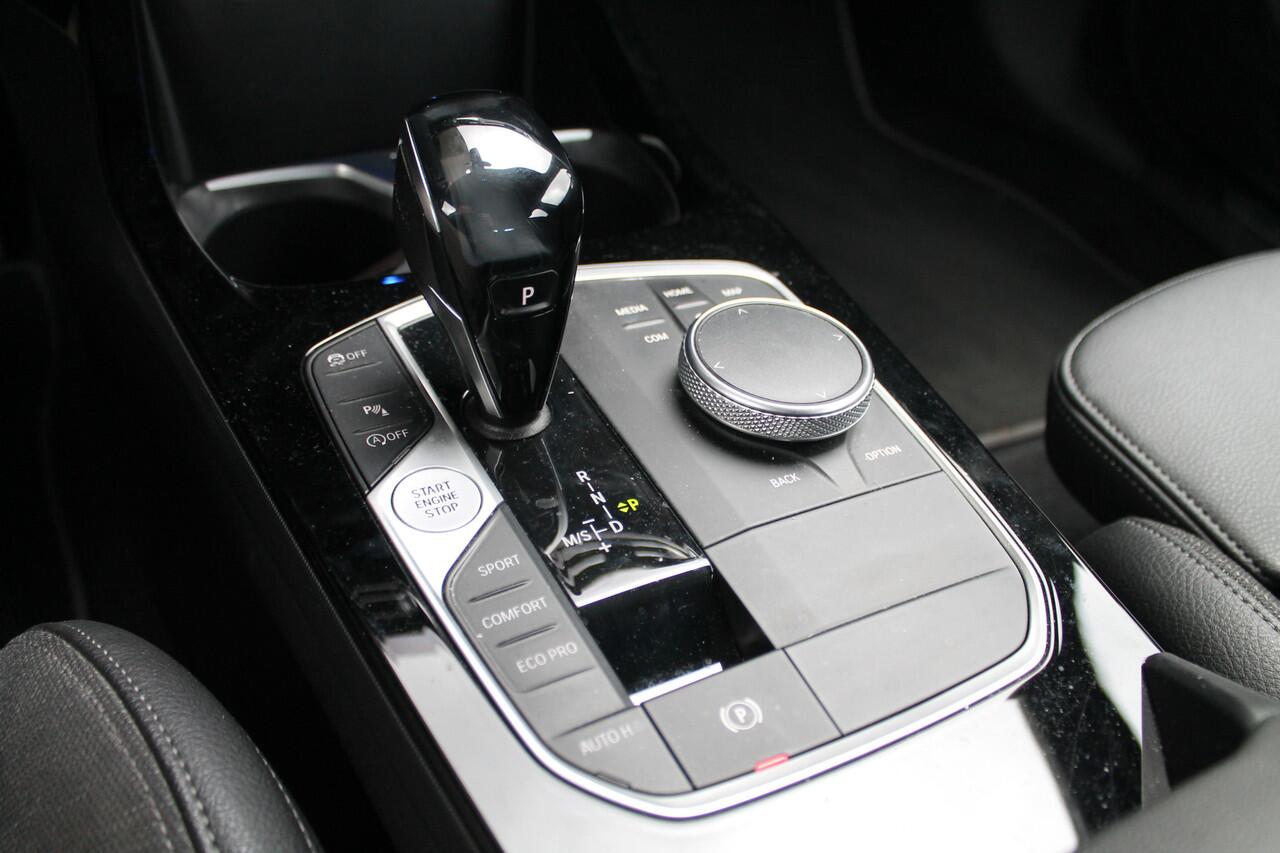 BMW 1-SERIE 118i Executive Sport Line Automaat / Sportstoelen / LED / Head-Up / Live Cockpit Professional / Cruise Control