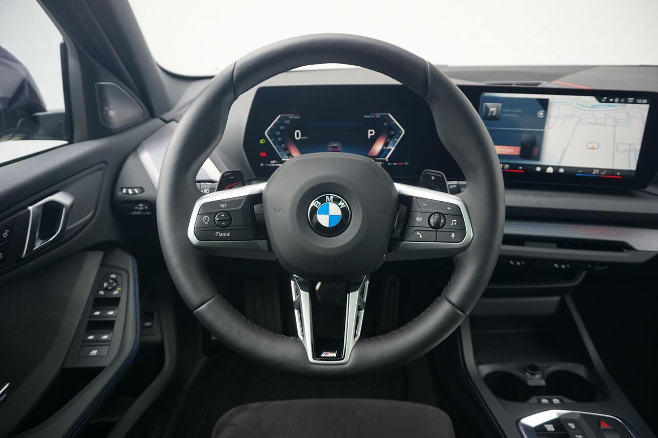 BMW 1-SERIE 5-deurs 120 M Sportpakket Pro 19'' / Panoramadak / Harman Kardon / Driving Assistant Plus / Trekhaak