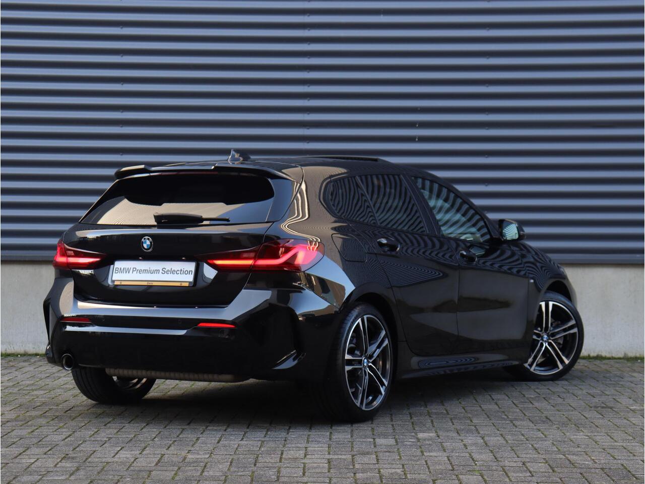 BMW 1-SERIE 118i | Executive | M Sportpakket | Panodak | HiFi | Apple Carplay | Stuurwiel Verwarming | 18'' LMV