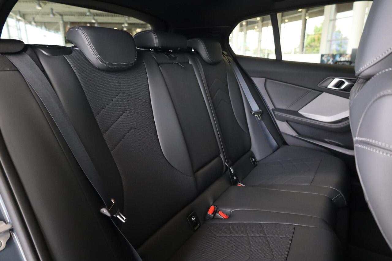 BMW 1-SERIE 5-deurs M135 xDrive | Innovation Pack | Stoelen-Pack