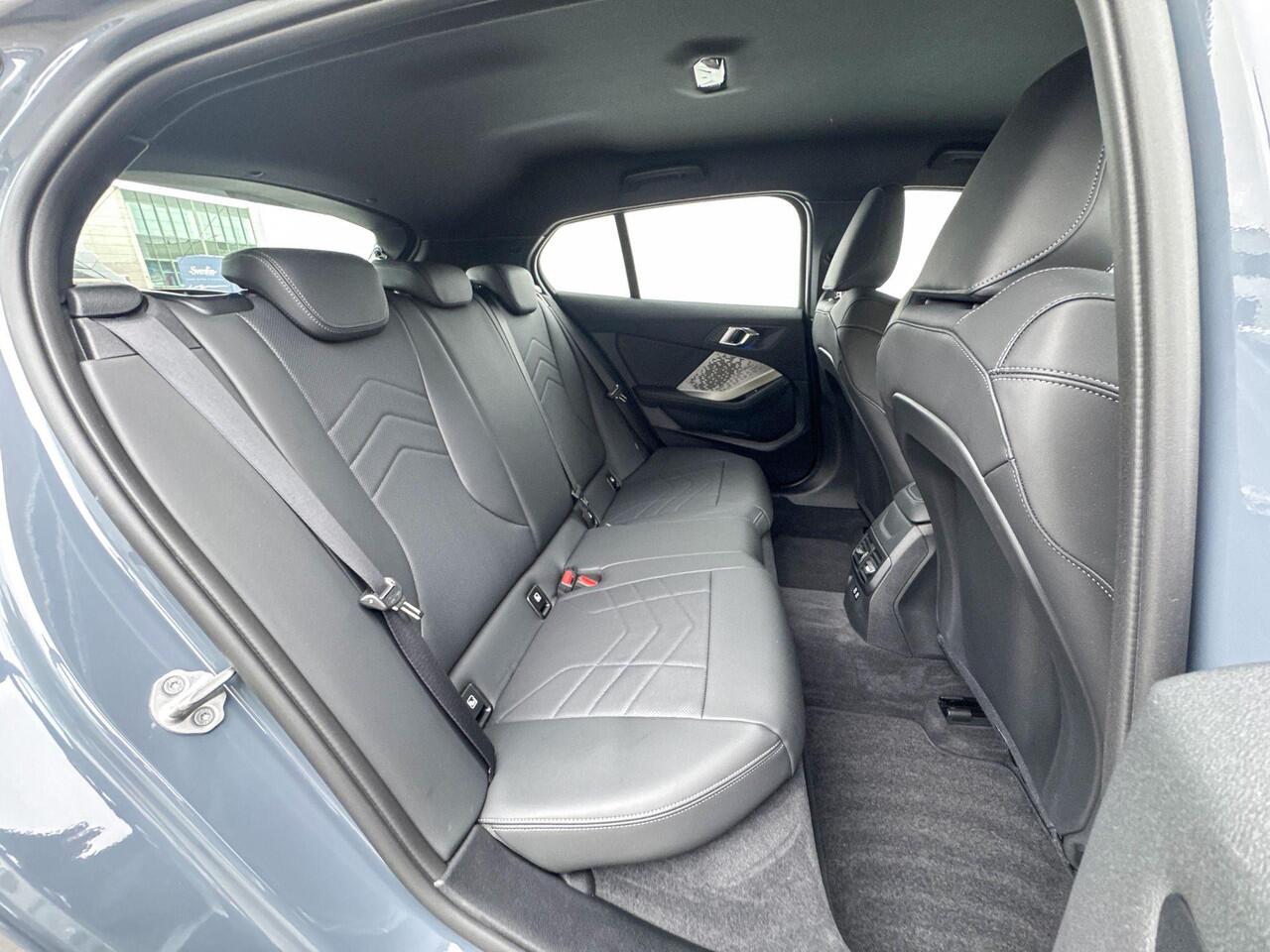 BMW 1-SERIE 120 M Sport / Head-Up / Adaptief LED / Comfort Acces / Elektrisch verstelbare voorstoelen / Parking Assistant Plus