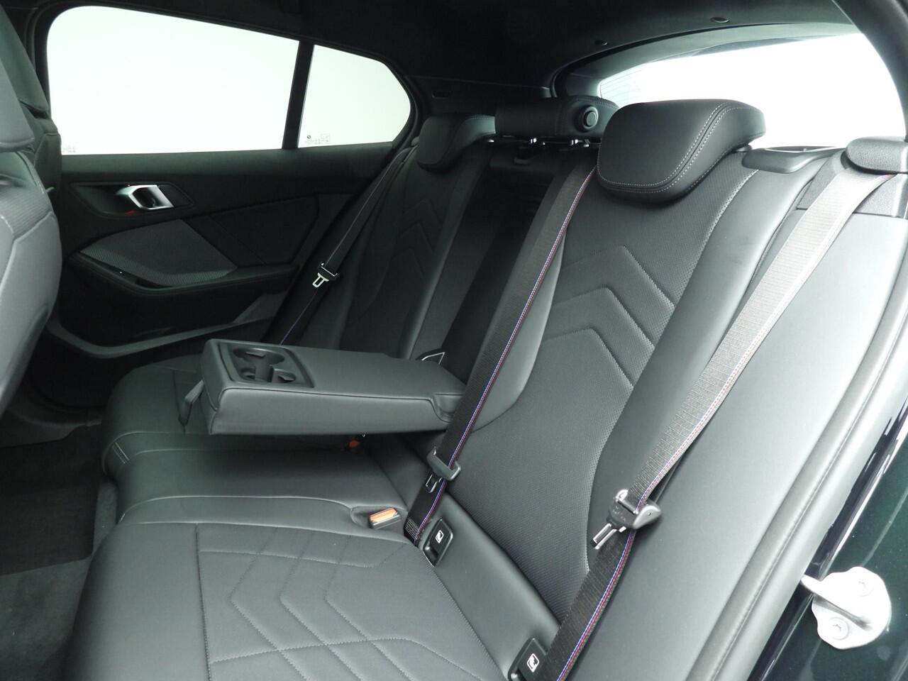 BMW 1-SERIE 5-deurs 120 M Sportpakket / Electrische stoelverstelling / Head-up / Getint glas / LED / Park assist / Panoramadak / Harman-Kardon / Alu 19 inch