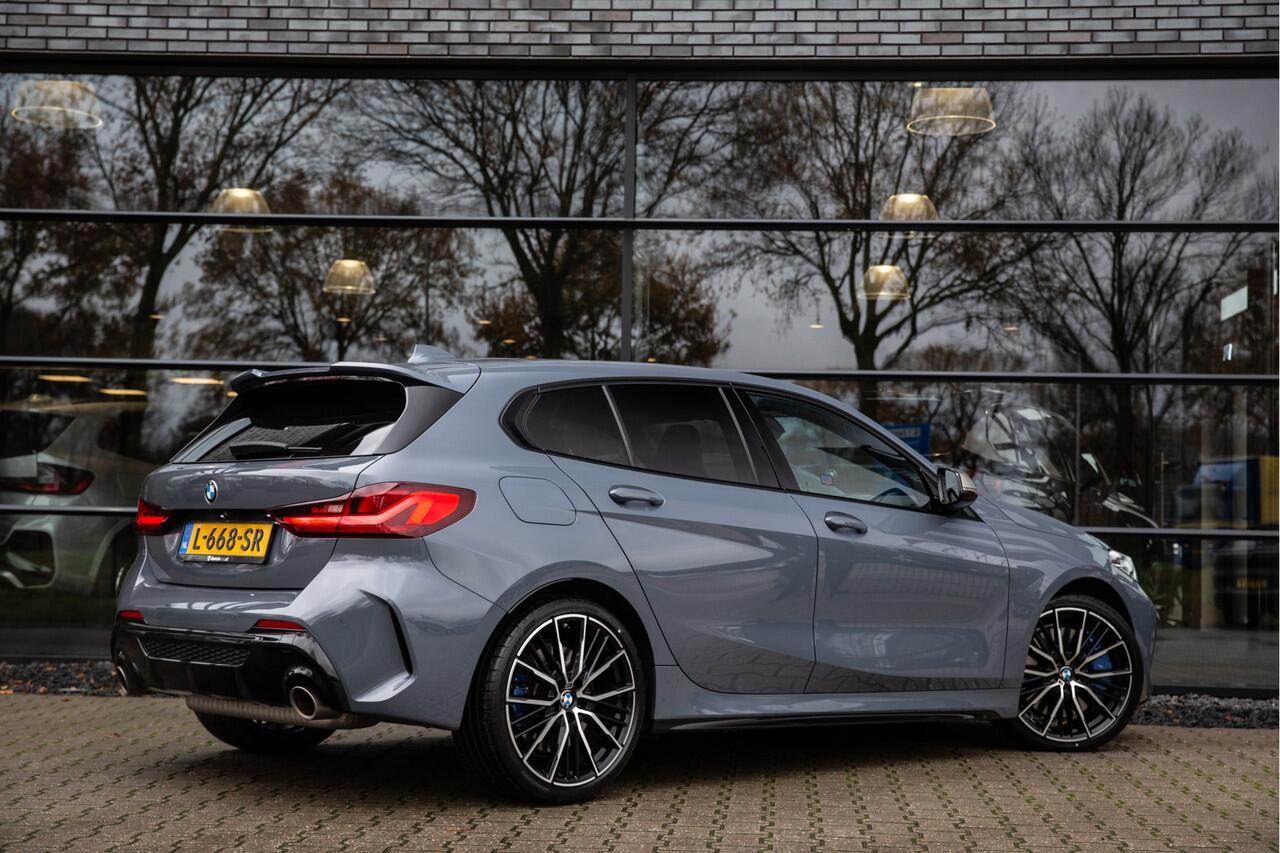 BMW 1-SERIE M135i xDrive High Executive 306pk , Kuipstoelen, Harman/Kardon, Head-up display, Sfeerverlichting